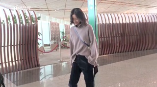 刘雯“开花式”发型显俏皮 毛衣配黑裤高级感十足