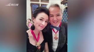 张庭老公再现“牵手门” 获大批美女簇拥露灿笑