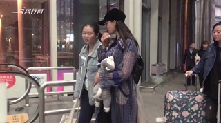 林志玲撇助理与粉丝嗨聊 捂嘴笑轻拍粉丝毫无架子