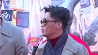 王宝强与律师握手合影 背景板“乐开花”有深意？