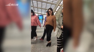 江疏影毛衣加身上演“暖时尚” 用粉丝手机发语音超nice