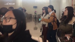 真香”现场！秦岚遭粉丝疯狂围堵 捂嘴甜笑撩人