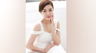 熊黛林女儿头戴纱巾超软萌 大眼闪亮笑容很甜美