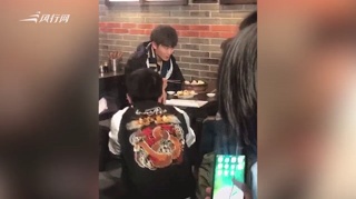 董洁与某小鲜肉吃早点被偶遇 网友：两人不是在拍戏